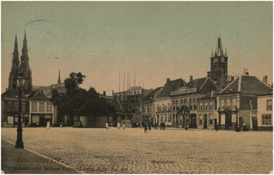 29561 Zuid-westhoek van de Markt. Op de achtergrond links de Sint-Catharinakerk en rechts het stadhuis. Van links naar ...