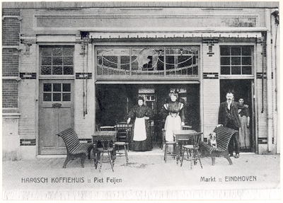 29578 Haagsch Koffiehuis van Piet Feijen aan de oostzijde van de Markt, ca. 1912