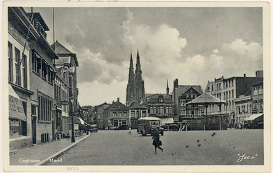 29591 Zuidzijde en oostzijde van de Markt. Van links naar rechts o.a. Hotel Stad Rotterdam, manufacturenzaak Raming en ...