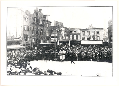 29600 Circus Alfred Schneider uit Duitsland geeft een demonstratie op de Markt. Op de achtergrond Hotel De Bijenkorf , 1930