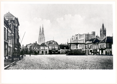29606 Zuid-westhoek van de Markt. Op de achtergrond links de Sint-Catharinakerk en rechts het stadhuis. Van links naar ...