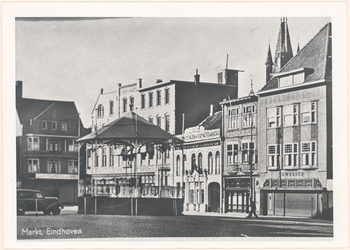 29609 Westzijde van de Markt met op de voorgrond de kiosk. Van links naar rechts o.a. kledingwinkel Lambers-van Driel, ...