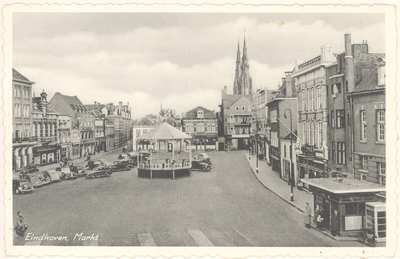 29613 Zuidzijde en oostzijde van de Markt. Op de achtergrond de Sint-Catharinakerk. Op de voorgrond de kiosk, ca. 1950