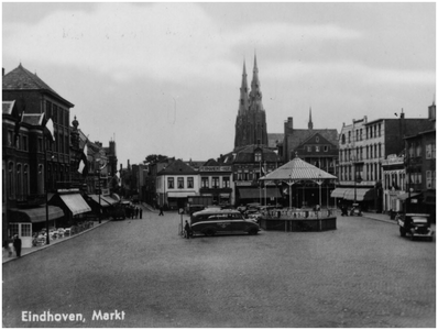 29617 De Markt richting zuidzijde met in het midden de kiosk en op de achtergrond de Sint-Catharinakerk, ca. 1940