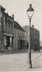 29790 Marktstraat met op nr. 3 Kruidenier De Gruijter, met op de voorgrond straatlantaarn, ca. 1925