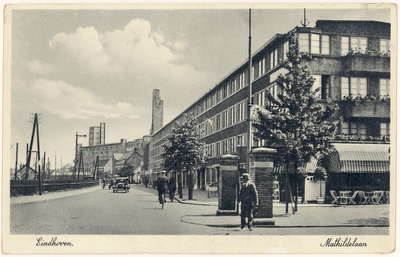 29818 Mathildelaan richting centrum. Rechts de Ventoseflat, op de achtergrond de Philipsfabrieken, ca. 1935