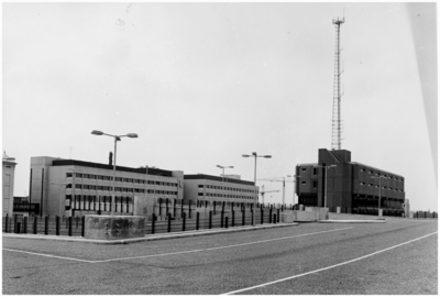 29832 Zicht op de Philipsfabrieken en het politiebureau vanaf de parkeergarage aan de Mathildelaan, 1981