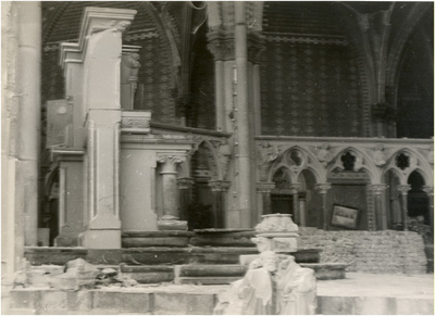 64296 Stratumseind, St. Catharinakerk: schade ten gevolge van een bombardement door de RAF op 6 december 1942. ...