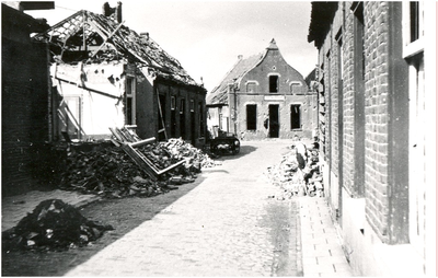 64386 Hoefkestraat, in het midden Cafe De Kleine Man op de Geldropsesweg: schade ten gevolge van een bombardement door ...