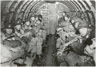 64521 Bepakte parachutisten van de 101 Airborne Divisie vlak voor de sprong. Links sgt. Gorenz, HQ 3 Bt. 506, 17-09-1944