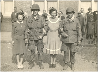 64600 Militairen van 101 Airborne Divisie met lokale meisjes, 18-09-1944