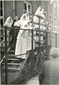 64702 Vestdijk, Binnenziekenhuis: belangstellende nonnen en verpleegsters tijdens de bevrijding, 18-09-1944 - 00-09-1944