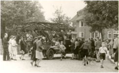 64718 Bilderdijklaan belangstelling van de lokale jeugd voor een brandweerauto tijdens de bevrijding, 18-09-1944 - 00-09-1944