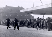 64743 Boschdijk, ter hoogte van de Marconilaan: leden van de P.A.N. brengen na de bevrijding een foute inwoner op, 19-09-1944