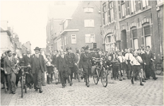 64750 Grote Berg, ter hoogte van de Wal: NSB ers worden afgevoerd naar het politiebureau, 18-09-1944 - 00-09-1944