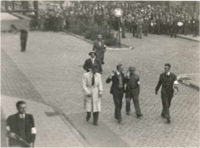 64753 Wattstraat: arrestatie van een der grootste Eindhovense verraders, de beruchte SD- en Gestapo-agent Wolterbeek, ...