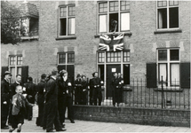 64777 Tuinstraat. Boven de ingang van de marechausseekazerne is de Britse vlag, Union Jack, uitgehangen. Voor het pand ...