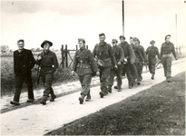 64791 Boschdijk: gevangen genomen Duitse soldaten worden afgevoerd door Britse soldaten, 26-09-1944