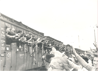 64876 NS-station: vertrek van de Nederlandse vrijwilligers voor de Waffen-SS richting het oostfront. Op de trein onder ...