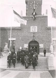 64890 Bezoek ir. A. Mussert aan Eindhoven. Hij verlaat hier samen met o.m. burgemeester dr H.A. Pulles het Van ...