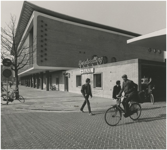 67459 Rijwielstalling en zijgevel station, Stationsplein, 04-1980