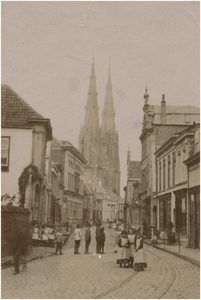 67790 Stratumseind gezien richting St. Catharinakerk. Op de voorgrond de rails van de stoomtram, ca. 1900