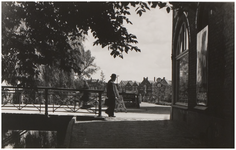 67869 Brug over de stadsgracht, Stratumseind. Rechts Kruidenierszaak 'Verzorgde Voeding' van Dings-Slaats, Stratumseind ...