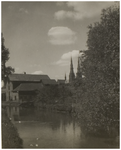 68076 Leerlooierij Verhagen, Kanaalstraat 1, gelegen aan de Dommel. Op de achtergrond de Catharinakerk, ca. 1940