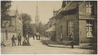 68273 Ten Hagestraat gezien richting Paterskerk. Rechts op de voorgrond 't Groen Koffiehuis aan de Smalle Haven, ca. 1900