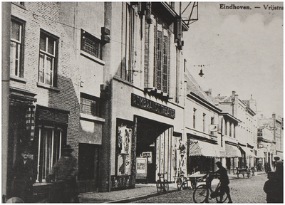 69346 Vrijstraat, met linksvoor het Rembrandt Theater op nr. 44, ca. 1930