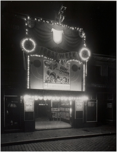 69368 Avondopname van bioscoop Cinema Parisien, Vrijstraat 22-24, 1937