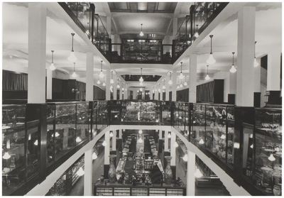 69382 Interieur van warenhuis Vroom & Dreesmann, ca. 1935