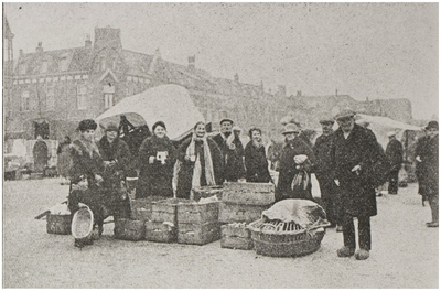 69582 Markt op het Wilhelminaplein: marktkooplieden tijdens de dinsdagmarkt, 1930