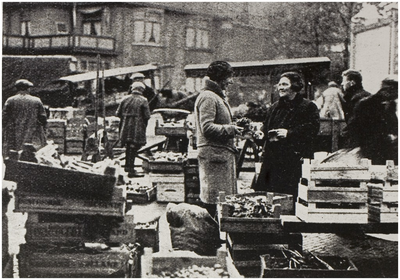 69583 Markt op het Wilhelminaplein: de dinsdagmarkt, 1930