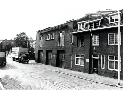 82006 Raiffeisenstraat, met links pakhuis van verhuisbedrijf Gebr. Van den Eijnden, ca. 1970