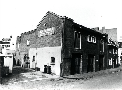82007 Raiffeisenstraat, met pakhuis van verhuisbedrijf Gebr. Van den Eijnden, ca. 1970