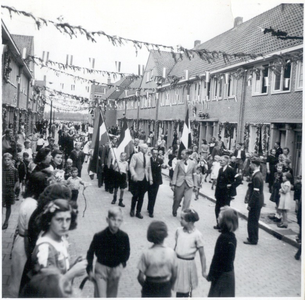 125054 Een serie foto's die een overzicht geeft van de bevijdingsfeesten in de Margrietstraat in Eindhoven, 1944 - 1960