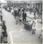 125055 Een serie foto's die een overzicht geeft van de bevijdingsfeesten in de Margrietstraat in Eindhoven, 1944 - 1960