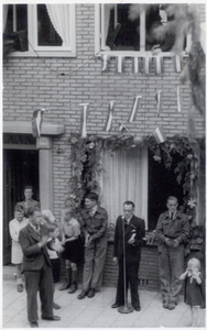 125056 Een serie foto's die een overzicht geeft van de bevijdingsfeesten in de Margrietstraat in Eindhoven, 1944 - 1960