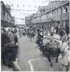 125057 Een serie foto's die een overzicht geeft van de bevijdingsfeesten in de Margrietstraat in Eindhoven, 1944 - 1960