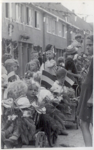 125060 Een serie foto's die een overzicht geeft van de bevijdingsfeesten in de Margrietstraat in Eindhoven, 1944 - 1960