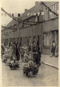 125061 Een serie foto's die een overzicht geeft van de bevijdingsfeesten in de Margrietstraat in Eindhoven, 1944 - 1960