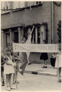 125062 Een serie foto's die een overzicht geeft van de bevijdingsfeesten in de Margrietstraat in Eindhoven, 1944 - 1960