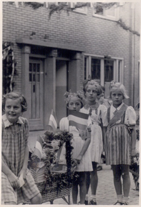 125063 Een serie foto's die een overzicht geeft van de bevijdingsfeesten in de Margrietstraat in Eindhoven, 1944 - 1960