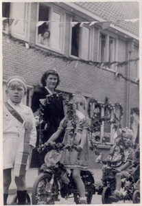 125065 Een serie foto's die een overzicht geeft van de bevijdingsfeesten in de Margrietstraat in Eindhoven, 1944 - 1960