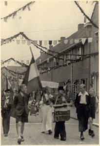 125117 Een serie foto's die een overzicht geeft van de bevijdingsfeesten in de Margrietstraat in Eindhoven, 1944 - 1960