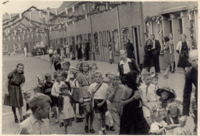 125120 Een serie foto's die een overzicht geeft van de bevijdingsfeesten in de Margrietstraat in Eindhoven, 1944 - 1960