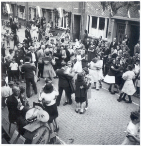 125160 Een serie foto's die een overzicht geeft van de bevijdingsfeesten in de Margrietstraat in Eindhoven, 1944 - 1960