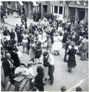 125161 Een serie foto's die een overzicht geeft van de bevijdingsfeesten in de Margrietstraat in Eindhoven, 1944 - 1960