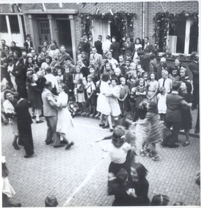 125163 Een serie foto's die een overzicht geeft van de bevijdingsfeesten in de Margrietstraat in Eindhoven, 1944 - 1960
